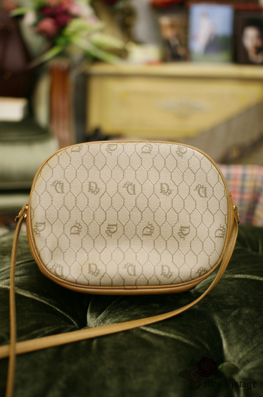 A beige woven leather shoulder bag, '80s, 22by30cm.